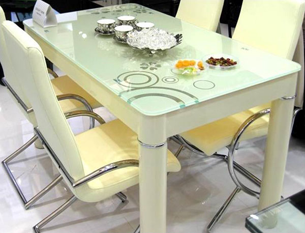 Стеклянные столы для кухни — современный взгляд на роскошный интерьер